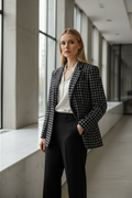 Blazer pied de poule posa con mano in tasca