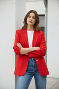 Blazer rosso - appoggiata al muro