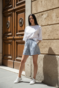 Influencer posa stilosa portone