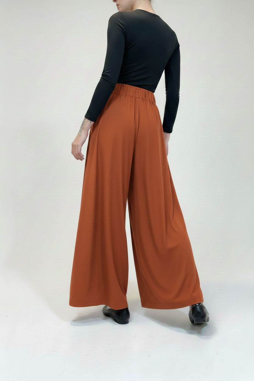 Pantaloni arancione ruggine vista posteriore tre quarti
