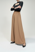Pantaloni beige - braccia incrociate