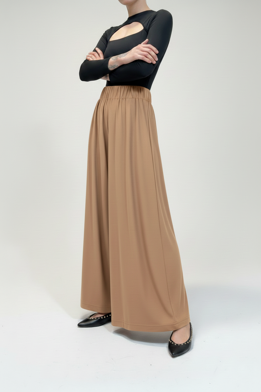 Pantaloni beige - braccia incrociate