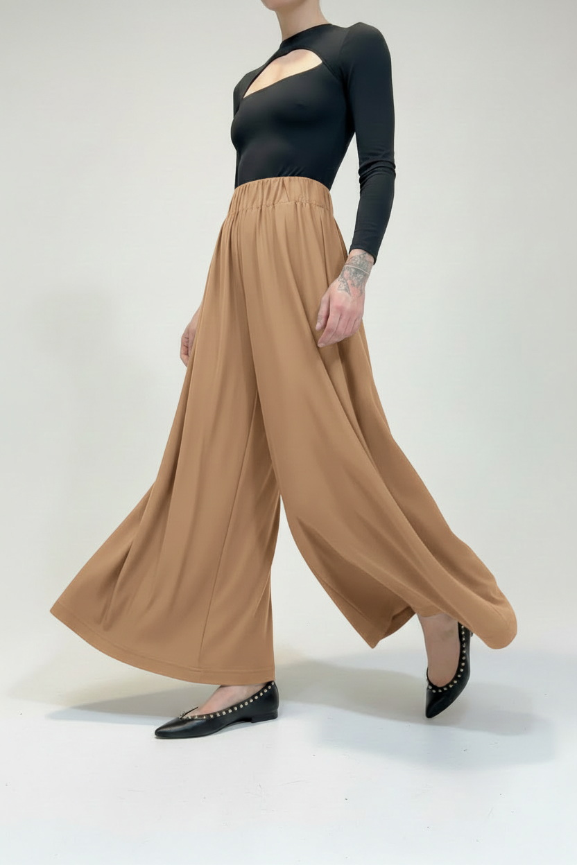 Pantaloni beige - vista laterale in movimento