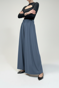 Pantaloni blu petrolio braccia incrociate