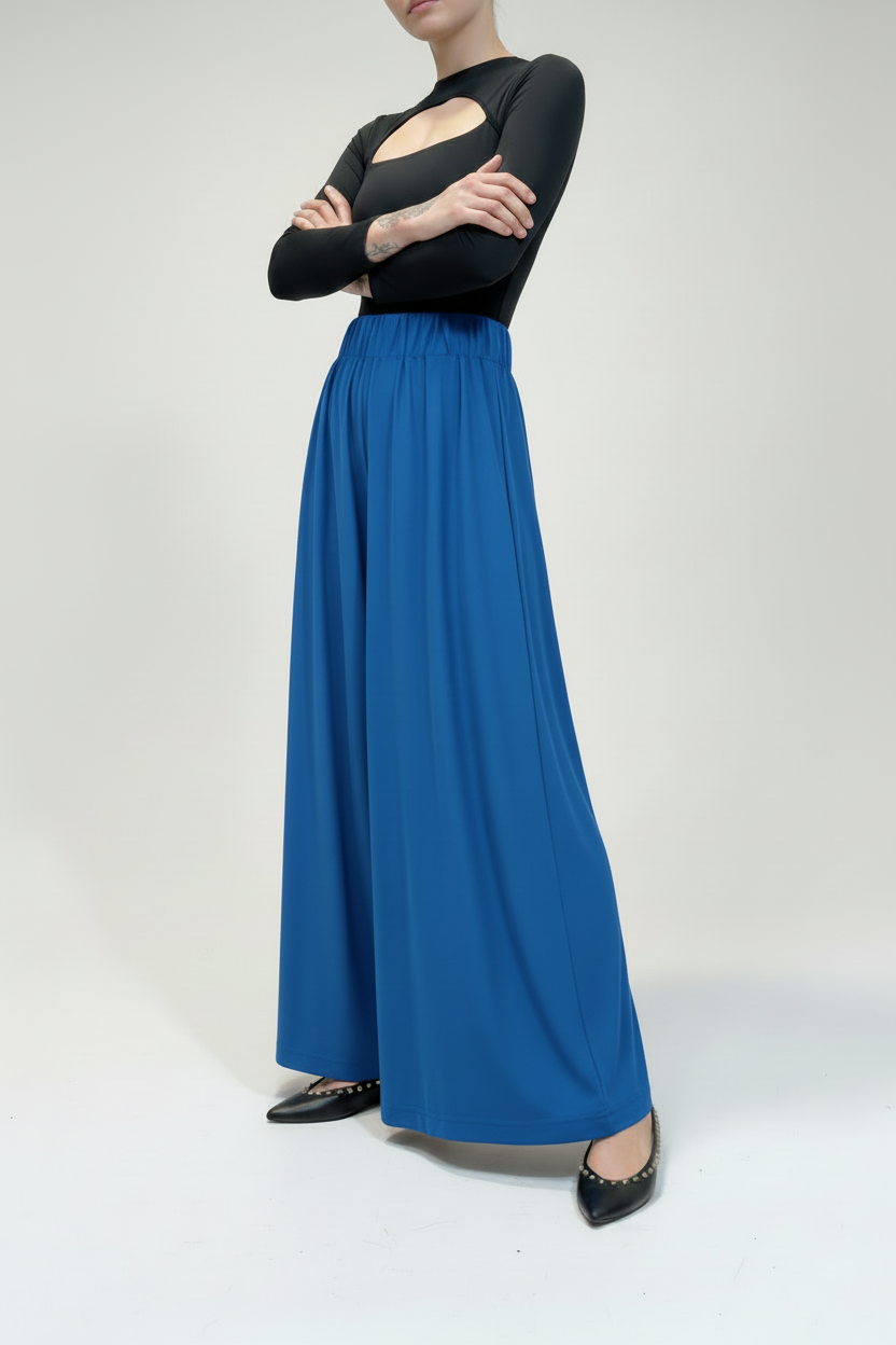 Pantaloni blu royal con body nero - braccia incrociate