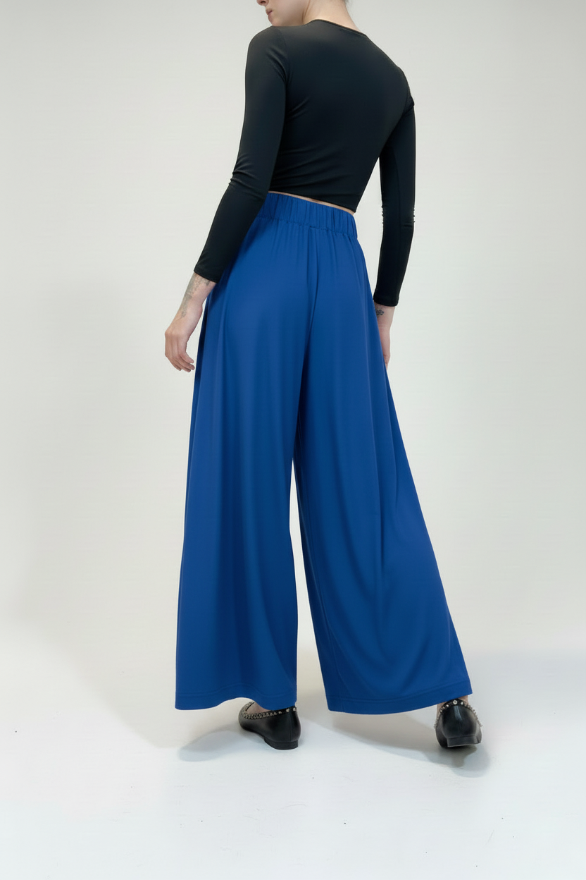 Pantaloni blu royal con top nero - vista posteriore tre quarti