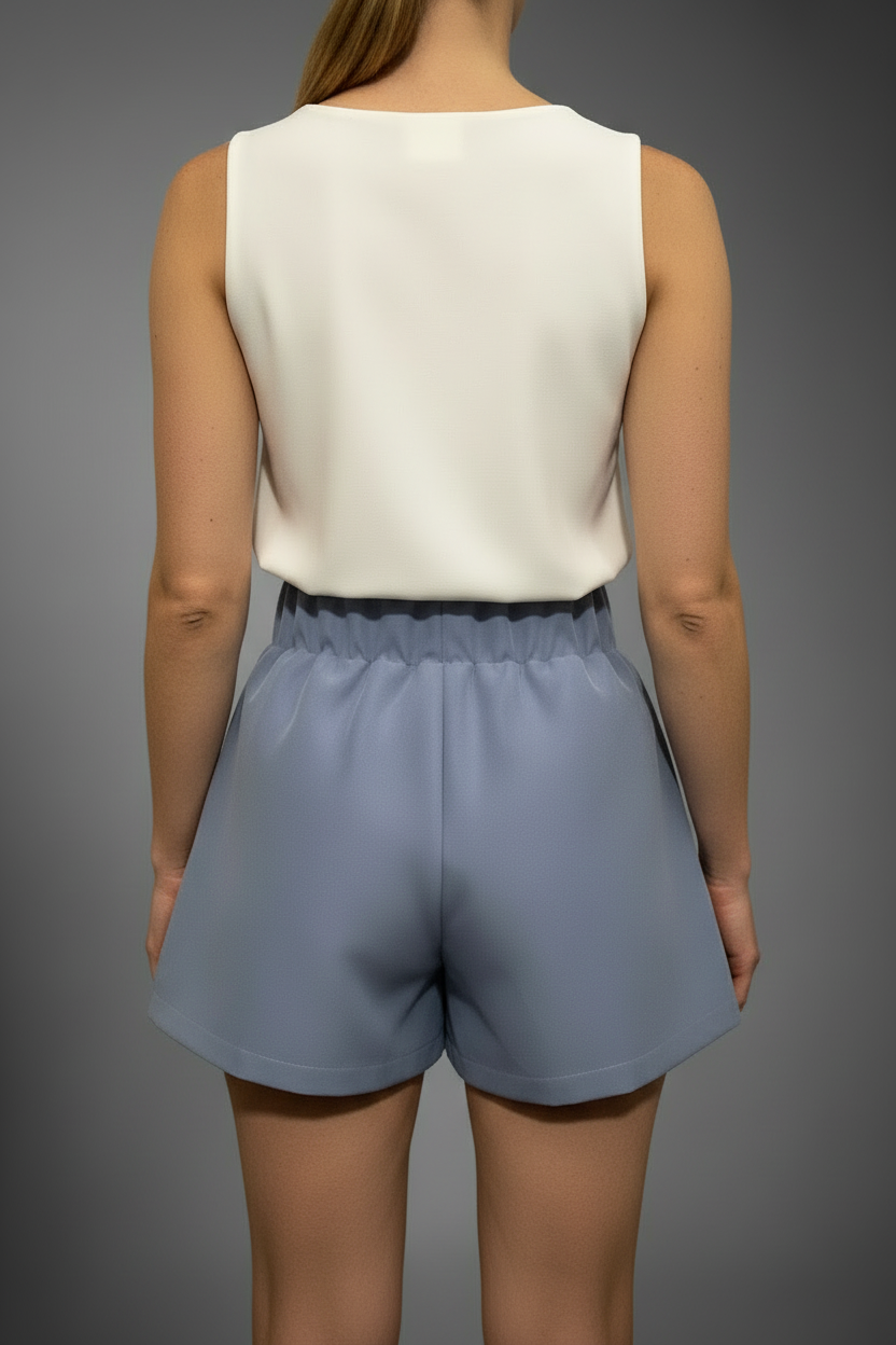 Top bianco + short blu vista posteriore