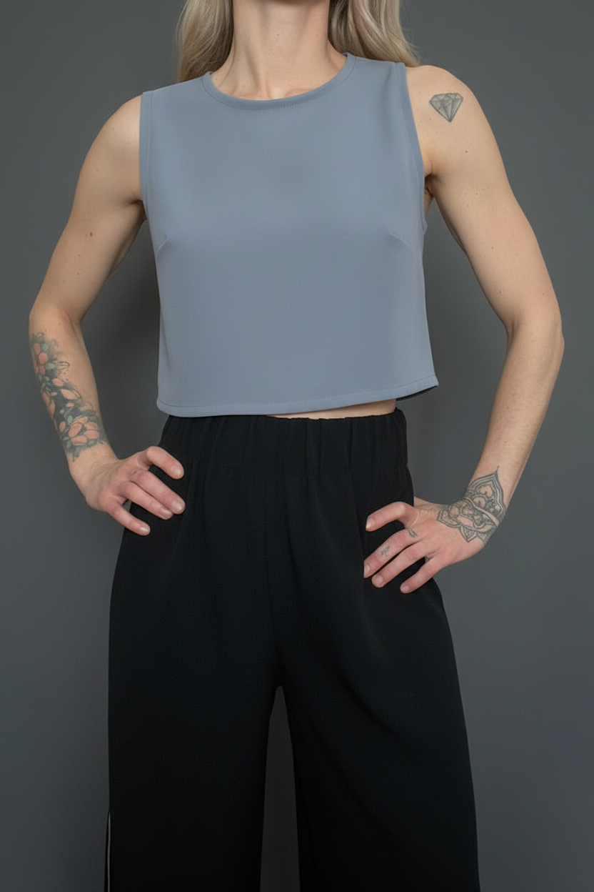 Top Cloè azzurro frontale mani sui fianchi
